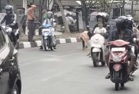 Ceceran solar, khususnya di Jalan Antasari, persisnya depan Rumah Sakit (RS) Sari Mulia, banyak pengedara terjatuh, Selasa (29/9/2026) sekitar pukul 14.30 WITA. (SuarIndonesia/ZII