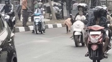 Ceceran solar, khususnya di Jalan Antasari, persisnya depan Rumah Sakit (RS) Sari Mulia, banyak pengedara terjatuh, Selasa (29/9/2026) sekitar pukul 14.30 WITA. (SuarIndonesia/ZII