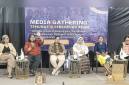 Ketua Umum Perempuan Aman Devi Anggraini (kiri), Dewan Pakar Perempuan Aman Arimbi Heroepoetri (kedua kiri), Dewan Nasional Perempuan Aman dari Kalimantan Isnah Ayunda (ketiga kiri), dan Pengurus Harian Komunitas Perempuan Aman Sawesuma Novilla Maria Aru (kedua kanan) dalam media gathering Temunas IV Perempuan Aman, di Jakarta, Selasa (29/9/2026). (Foto: Antara/Anita Permata D)
