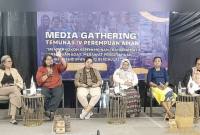 Ketua Umum Perempuan Aman Devi Anggraini (kiri), Dewan Pakar Perempuan Aman Arimbi Heroepoetri (kedua kiri), Dewan Nasional Perempuan Aman dari Kalimantan Isnah Ayunda (ketiga kiri), dan Pengurus Harian Komunitas Perempuan Aman Sawesuma Novilla Maria Aru (kedua kanan) dalam media gathering Temunas IV Perempuan Aman, di Jakarta, Selasa (29/9/2026). (Foto: Antara/Anita Permata D)
