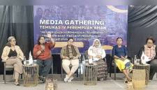 Ketua Umum Perempuan Aman Devi Anggraini (kiri), Dewan Pakar Perempuan Aman Arimbi Heroepoetri (kedua kiri), Dewan Nasional Perempuan Aman dari Kalimantan Isnah Ayunda (ketiga kiri), dan Pengurus Harian Komunitas Perempuan Aman Sawesuma Novilla Maria Aru (kedua kanan) dalam media gathering Temunas IV Perempuan Aman, di Jakarta, Selasa (29/9/2026). (Foto: Antara/Anita Permata D)