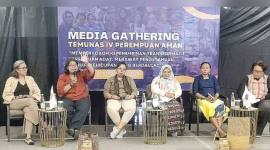 Ketua Umum Perempuan Aman Devi Anggraini (kiri), Dewan Pakar Perempuan Aman Arimbi Heroepoetri (kedua kiri), Dewan Nasional Perempuan Aman dari Kalimantan Isnah Ayunda (ketiga kiri), dan Pengurus Harian Komunitas Perempuan Aman Sawesuma Novilla Maria Aru (kedua kanan) dalam media gathering Temunas IV Perempuan Aman, di Jakarta, Selasa (29/9/2026). (Foto: Antara/Anita Permata D)
