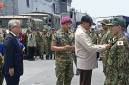 Menteri Pertahanan RI Sjafrie Sjamsoeddin menganugerahkan Satyalancana Dharma Samudera kepada perwakilan dari 361 personel Japan Maritime Self-Defense Force (JMSDF) atas dukungan dalam penanganan kebakaran hutan dan lahan (karhutla) di Pelabuhan Internasional Kijing, Kabupaten Mempawah, Kalimantan Barat, Rabu (30/9/2026). (Foto: Antara/Rendra Oxtora)