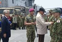 Menteri Pertahanan RI Sjafrie Sjamsoeddin menganugerahkan Satyalancana Dharma Samudera kepada perwakilan dari 361 personel Japan Maritime Self-Defense Force (JMSDF) atas dukungan dalam penanganan kebakaran hutan dan lahan (karhutla) di Pelabuhan Internasional Kijing, Kabupaten Mempawah, Kalimantan Barat, Rabu (30/9/2026). (Foto: Antara/Rendra Oxtora)