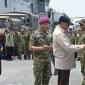 Menteri Pertahanan RI Sjafrie Sjamsoeddin menganugerahkan Satyalancana Dharma Samudera kepada perwakilan dari 361 personel Japan Maritime Self-Defense Force (JMSDF) atas dukungan dalam penanganan kebakaran hutan dan lahan (karhutla) di Pelabuhan Internasional Kijing, Kabupaten Mempawah, Kalimantan Barat, Rabu (30/9/2026). (Foto: Antara/Rendra Oxtora)