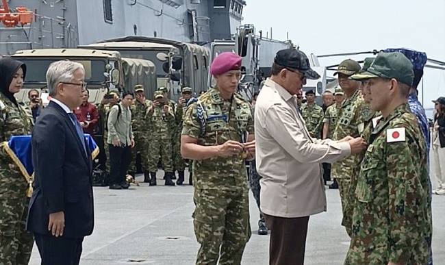 Menteri Pertahanan RI Sjafrie Sjamsoeddin menganugerahkan Satyalancana Dharma Samudera kepada perwakilan dari 361 personel Japan Maritime Self-Defense Force (JMSDF) atas dukungan dalam penanganan kebakaran hutan dan lahan (karhutla) di Pelabuhan Internasional Kijing, Kabupaten Mempawah, Kalimantan Barat, Rabu (30/9/2026). (Foto: Antara/Rendra Oxtora)