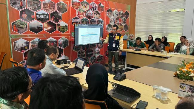 Rahmi saat memaparkan proyek perubahannya di hadapan stakeholder internal PKN II di Kantor BPBD Kabupaten Balangan.