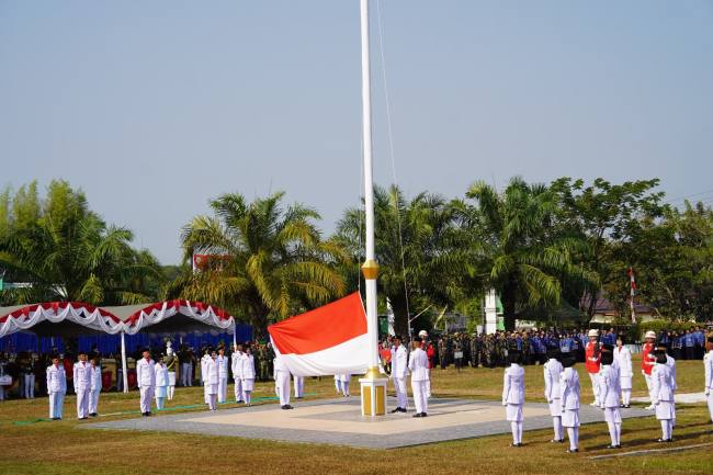 39 anggota Pasukan Pengibar Bendera Pusaka (Paskibraka) Kabupaten Balangan sukses menjalankan tugas mengibarkan Sang Merah Putih melalui formasi. - Foto: MC Balangan
