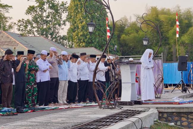 Kepolisian Resor (Polres) Balangan bersama Pemerintah Kabupaten Balangan menggelar Salat Istisqa di halaman Kantor Bupati Balangan, Kecamatan Paringin Selatan, Rabu (19/8/2026). - Foto: MC Balangan