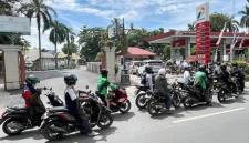 Antrean warga yang ingin membeli Pertamax di SPBU Pertamina Banjrmasin. (Foto: detikKalimantan)