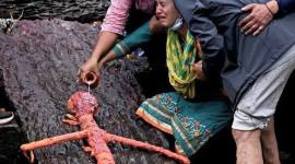 Warga menangis saat mengikuti upacara pemakaman simbolis untuk kerabat mereka yang hilang karena banjir bandang di Kuil Pashupatinath, Kathmandu, Nepal, Rabu (2/9/2026). (Foto: AFP/Prakash Mathema)