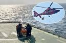 Tim SAR gabungan mengevakuasi satu jasad yang baru ditemukan untuk dinaikkan ke Helikopter HR 3601 dalam operasi SAR hari kedelapan kecelakaan KM Virgo Transport 8, di perairan Masalembo, Laut Jawa, Minggu (20/9/2026). (Foto: HO-Basarnas)