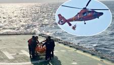 Tim SAR gabungan mengevakuasi satu jasad yang baru ditemukan untuk dinaikkan ke Helikopter HR 3601 dalam operasi SAR hari kedelapan kecelakaan KM Virgo Transport 8, di perairan Masalembo, Laut Jawa, Minggu (20/9/2026). (Foto: HO-Basarnas)