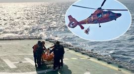 Tim SAR gabungan mengevakuasi satu jasad yang baru ditemukan untuk dinaikkan ke Helikopter HR 3601 dalam operasi SAR hari kedelapan kecelakaan KM Virgo Transport 8, di perairan Masalembo, Laut Jawa, Minggu (20/9/2026). (Foto: HO-Basarnas)