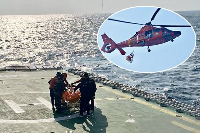Tim SAR gabungan mengevakuasi satu jasad yang baru ditemukan untuk dinaikkan ke Helikopter HR 3601 dalam operasi SAR hari kedelapan kecelakaan KM Virgo Transport 8, di perairan Masalembo, Laut Jawa, Minggu (20/9/2026). (Foto: HO-Basarnas)