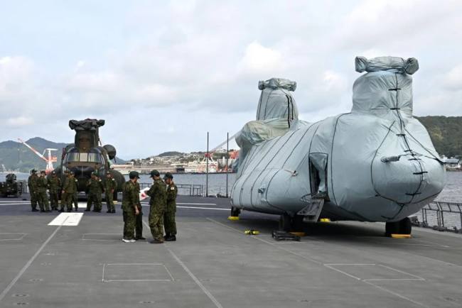 Helikopter angkut berat CH-47 Chinook milik Japan Ground Self-Defense Force (JGSDF) membantu Indonesia memadamkan karhutla. (Foto: Istimewa)
