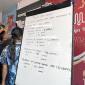 Daftar korban Kapal Virgo Transpot 8 di Posko SAR Pelabuhan Trisakti Banjarmasin. ( Foto: detikKalimantan/kahirun nisa)