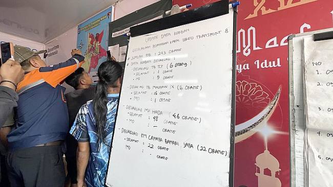 Daftar korban Kapal Virgo Transpot 8 di Posko SAR Pelabuhan Trisakti Banjarmasin. ( Foto: detikKalimantan/kahirun nisa)