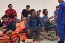 Evakuasi 38 pekerja dari kapal imbal yang bocor dan mati mesin di perairan Teluk Muara Sampit. (Foto: Istimewa)