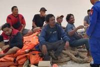 Evakuasi 38 pekerja dari kapal imbal yang bocor dan mati mesin di perairan Teluk Muara Sampit. (Foto: Istimewa)