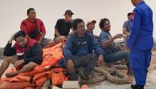 Evakuasi 38 pekerja dari kapal imbal yang bocor dan mati mesin di perairan Teluk Muara Sampit. (Foto: Istimewa)