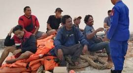 Evakuasi 38 pekerja dari kapal imbal yang bocor dan mati mesin di perairan Teluk Muara Sampit. (Foto: Istimewa)