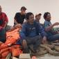 Evakuasi 38 pekerja dari kapal imbal yang bocor dan mati mesin di perairan Teluk Muara Sampit. (Foto: Istimewa)