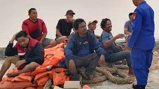 Evakuasi 38 pekerja dari kapal imbal yang bocor dan mati mesin di perairan Teluk Muara Sampit. (Foto: Istimewa)