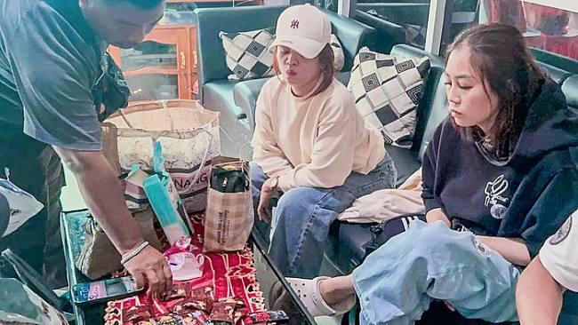 Fitri Indah Karlina (27) dan Raveena Victoria Kojongian (25) saat diperiksa. (Foto: HO-Polda Kaltara)