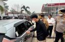 Wakil Presiden RI Gibran Rakabuming turun dari mobil dinas untuk menyapa warga yang mengantre BBM di salah satu SPBU Pertamina di Palangka Raya, Kalimantan Tengah, Kamis (10/9/2026). (Foto: HO-BPMI Sekretariat Wakil Presiden)