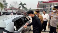 Wakil Presiden RI Gibran Rakabuming turun dari mobil dinas untuk menyapa warga yang mengantre BBM di salah satu SPBU Pertamina di Palangka Raya, Kalimantan Tengah, Kamis (10/9/2026). (Foto: HO-BPMI Sekretariat Wakil Presiden)