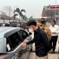 Wakil Presiden RI Gibran Rakabuming turun dari mobil dinas untuk menyapa warga yang mengantre BBM di salah satu SPBU Pertamina di Palangka Raya, Kalimantan Tengah, Kamis (10/9/2026). (Foto: HO-BPMI Sekretariat Wakil Presiden)