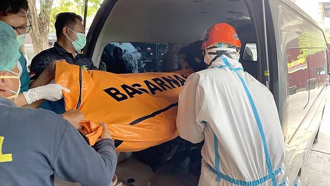 Jenazah korban KM Virgo tiba di Banjarmasin. (Foto: detikKalimantan/Khairun Nisa)