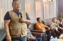 Juru Bicara Owner KMP Virgo Transport 8, Simson Fransiscus Riki (kiri) bertemu dan berdialog dengan para keluarga korban kecelakaan KMP Virgo, di Pelabuhan Trisakti, Banjarmasin, Kalimantan Selatan, Jumat (18/9/2026). (Foto: HO-Antara)