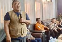 Juru Bicara Owner KMP Virgo Transport 8, Simson Fransiscus Riki (kiri) bertemu dan berdialog dengan para keluarga korban kecelakaan KMP Virgo, di Pelabuhan Trisakti, Banjarmasin, Kalimantan Selatan, Jumat (18/9/2026). (Foto: HO-Antara)