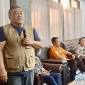 Juru Bicara Owner KMP Virgo Transport 8, Simson Fransiscus Riki (kiri) bertemu dan berdialog dengan para keluarga korban kecelakaan KMP Virgo, di Pelabuhan Trisakti, Banjarmasin, Kalimantan Selatan, Jumat (18/9/2026). (Foto: HO-Antara)