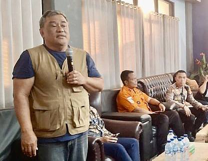 Juru Bicara Owner KMP Virgo Transport 8, Simson Fransiscus Riki (kiri) bertemu dan berdialog dengan para keluarga korban kecelakaan KMP Virgo, di Pelabuhan Trisakti, Banjarmasin, Kalimantan Selatan, Jumat (18/9/2026). (Foto: HO-Antara)