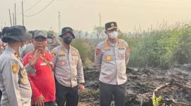 Kapolda Kalteng Irjen Iwan Kurniawan tinjau karhutla di Palangka Raya. (Foto: HO-Polda Kalteng)