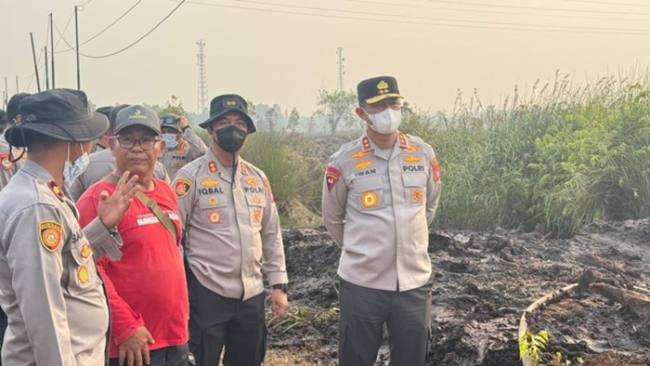 Kapolda Kalteng Irjen Iwan Kurniawan tinjau karhutla di Palangka Raya. (Foto: HO-Polda Kalteng)