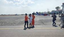 Mia Melinda (28) korban selamat Kapal Virgo Transport 8 dievakuasi ke Bandara Syamsuddin Noor. (Foto: HO-Basarnas)