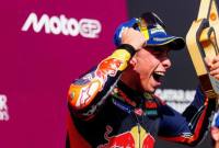 Grand Prix Austria 2026 menandai kemenangan perdana bagi Pedro Acosta (Red Bull KTM Factory Racing). Membayar lunas blunder yang dilakukannya saat balapan Sprint, sang pembalap bernomor #37 berperforma mengesankan untuk mengklaim podium tertinggi MotoGP. Ia mengalahkan duet Aprilia Racing, Jorge Martin dan Marco Bezzecchi. (Foto: MotoGP.com)
