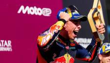Grand Prix Austria 2026 menandai kemenangan perdana bagi Pedro Acosta (Red Bull KTM Factory Racing). Membayar lunas blunder yang dilakukannya saat balapan Sprint, sang pembalap bernomor #37 berperforma mengesankan untuk mengklaim podium tertinggi MotoGP. Ia mengalahkan duet Aprilia Racing, Jorge Martin dan Marco Bezzecchi. (Foto: MotoGP.com)
