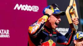 Grand Prix Austria 2026 menandai kemenangan perdana bagi Pedro Acosta (Red Bull KTM Factory Racing). Membayar lunas blunder yang dilakukannya saat balapan Sprint, sang pembalap bernomor #37 berperforma mengesankan untuk mengklaim podium tertinggi MotoGP. Ia mengalahkan duet Aprilia Racing, Jorge Martin dan Marco Bezzecchi. (Foto: MotoGP.com)
