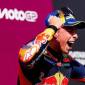 Grand Prix Austria 2026 menandai kemenangan perdana bagi Pedro Acosta (Red Bull KTM Factory Racing). Membayar lunas blunder yang dilakukannya saat balapan Sprint, sang pembalap bernomor #37 berperforma mengesankan untuk mengklaim podium tertinggi MotoGP. Ia mengalahkan duet Aprilia Racing, Jorge Martin dan Marco Bezzecchi. (Foto: MotoGP.com)
