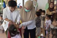 Foto Ilustrasi - Petugas kesehatan dari Puskesmas Lere memberikan vitamin A dan obat cacing kepada murid Pendidikan Anak Usia Dini (PAUD) dan Taman Kanak-kanak (TK) di Palu, Sulawesi Tengah, Rabu (16/9/2026). (Foto: Antara/M Rifki Hasan)