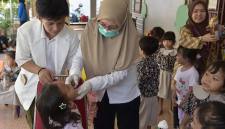 Foto Ilustrasi - Petugas kesehatan dari Puskesmas Lere memberikan vitamin A dan obat cacing kepada murid Pendidikan Anak Usia Dini (PAUD) dan Taman Kanak-kanak (TK) di Palu, Sulawesi Tengah, Rabu (16/9/2026). (Foto: Antara/M Rifki Hasan)