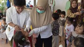 Foto Ilustrasi - Petugas kesehatan dari Puskesmas Lere memberikan vitamin A dan obat cacing kepada murid Pendidikan Anak Usia Dini (PAUD) dan Taman Kanak-kanak (TK) di Palu, Sulawesi Tengah, Rabu (16/9/2026). (Foto: Antara/M Rifki Hasan)