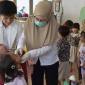 Foto Ilustrasi - Petugas kesehatan dari Puskesmas Lere memberikan vitamin A dan obat cacing kepada murid Pendidikan Anak Usia Dini (PAUD) dan Taman Kanak-kanak (TK) di Palu, Sulawesi Tengah, Rabu (16/9/2026). (Foto: Antara/M Rifki Hasan)