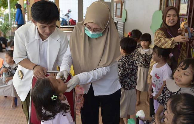 Foto Ilustrasi - Petugas kesehatan dari Puskesmas Lere memberikan vitamin A dan obat cacing kepada murid Pendidikan Anak Usia Dini (PAUD) dan Taman Kanak-kanak (TK) di Palu, Sulawesi Tengah, Rabu (16/9/2026). (Foto: Antara/M Rifki Hasan)