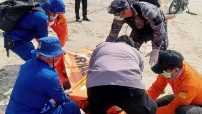 
Penemuan jasad berpelampung di pantai Seruyan diduga dari KM Virgo Transport 8. (Foto: Istimewa)